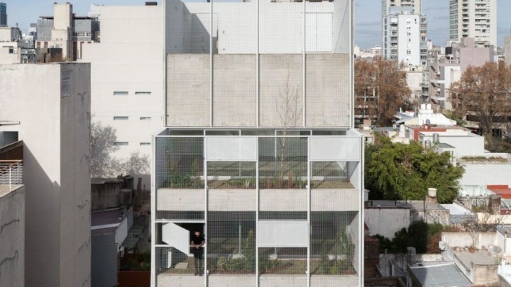 Zelena zgrada u srcu Buenos Airesa sa šahovnica pročeljem od betona i divlje vegetacije