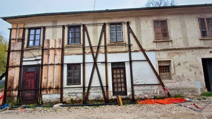 Zatvoreno gradilište zbog kojeg pucaju kuće! Građevinski div pozvan na red, a cijena štete i dalje enigma