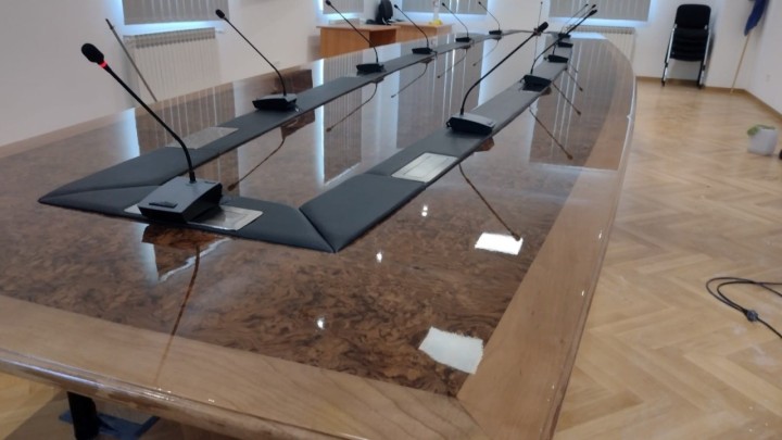 Stol koji je postao medijska zvijezda: Razgovarali smo s čovjekom koji je napravio Benkovački stol