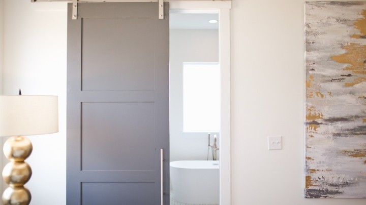 Klizna vrata: Koje su prednosti i mane i kako ih namontirati?