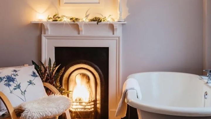 Novi luksuzan trend: Što mislite o kaminu u kupaonici?