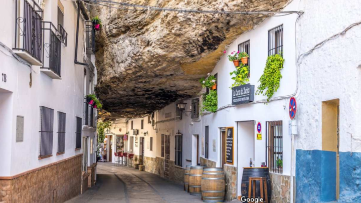 Znate li što znači 'živjeti pod kamenom'? Stanovnici ovog gradića znaju i zastrašujuće je koliko i impresivno