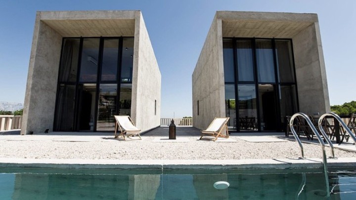 Ovim bračkim betonskim ljepoticama oduševljeni su svjetski arhitekti, a i vi ćete poželjeti odsjesti u njima!