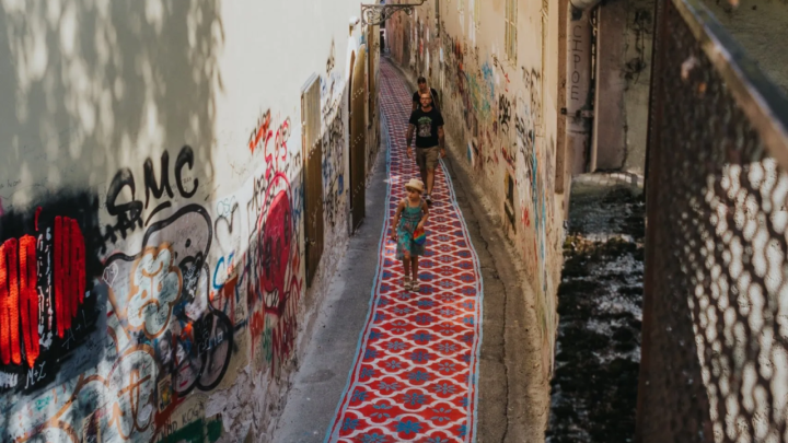 [FOTO] Pogledajte neobične umjetničke instalacije po Zagrebu: Crveni tepih prema Strossu