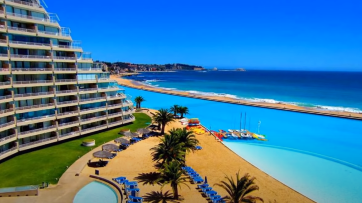 Jedan od najvećih svjetskih bazena izgleda poput plave lagune, a na njemu je moguće čak i jedriti