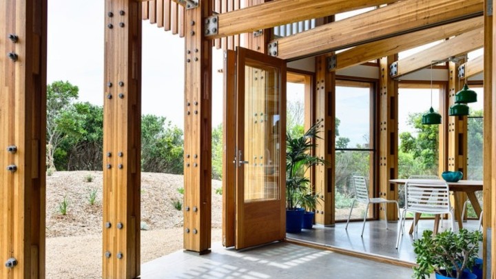 Idilična kuća na plaži koja poziva na bijeg iz gradske vreve u jedinstvenu zonu opuštanja