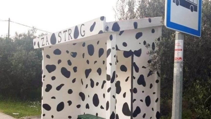 Simpatična kreacija na jugu Hrvatske: 'Najdalmatinskija' autobusna stanica izazvala lavinu reakcija