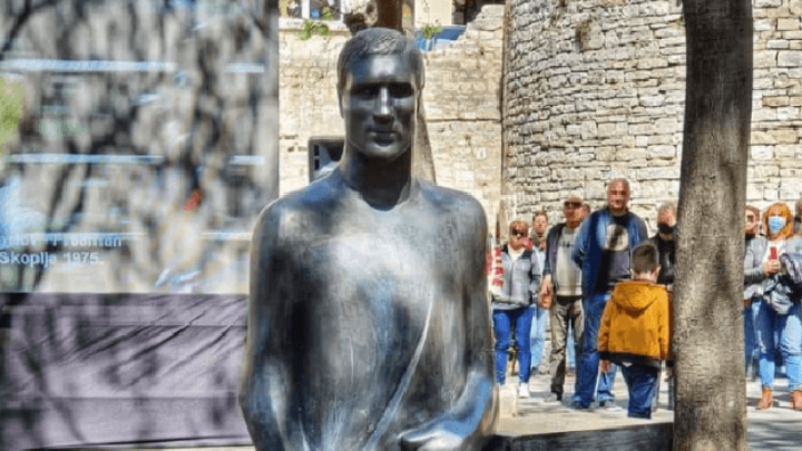 Građani bijesni, kažu ovo je tragikomedija: Na pulskim Giardinima otkriven spomenik Mati Parlovu