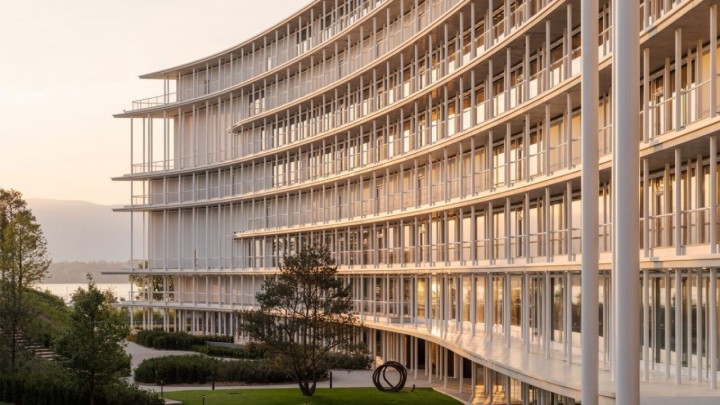 Ovakvu banku još niste vidjeli! Nalazi se na obali jezera s dnevnim boravkom za klijente