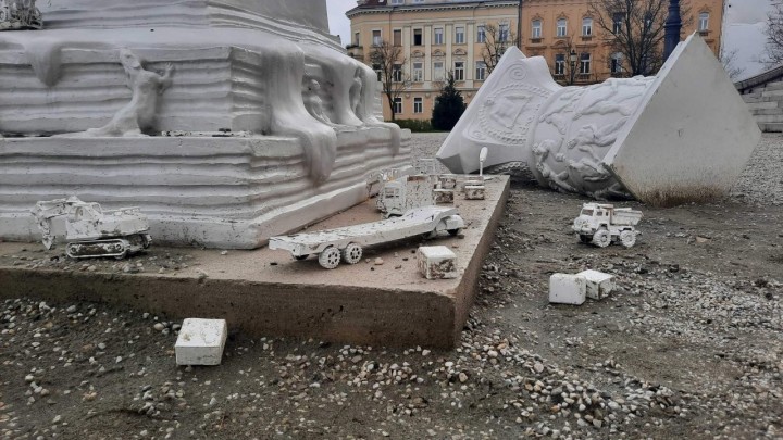 Provokativnim i ironičnim spomenikom umjetnik ukazuje na 'red' politike i struke društva u kojem živimo