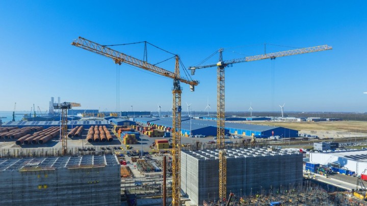 Gradi se prvi energetski umjetni otok na svijetu: Usidren je na morskom dnu, a na gradilištu je sedam dizalica i vjetroelektrane