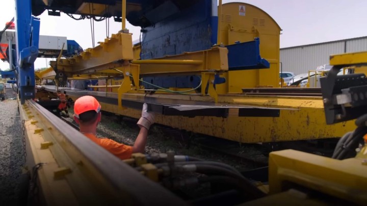 Video: Željeznica budućnosti testira se u malom alpskom selu, na željezničke pragove postavili solarne panele