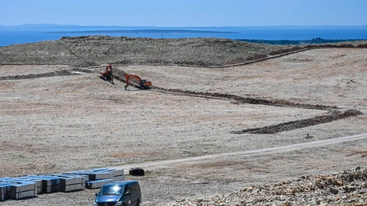 Teški blokovi, bageri i dizalice: Na hrvatskom otoku se u 'valove' i 'sunce' ulažu milijuni