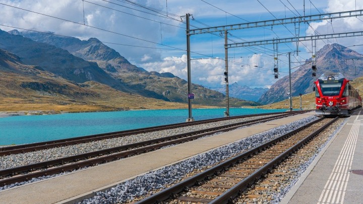 Još jedna švicarska inovacija: Solarni paneli na željezničkim prugama