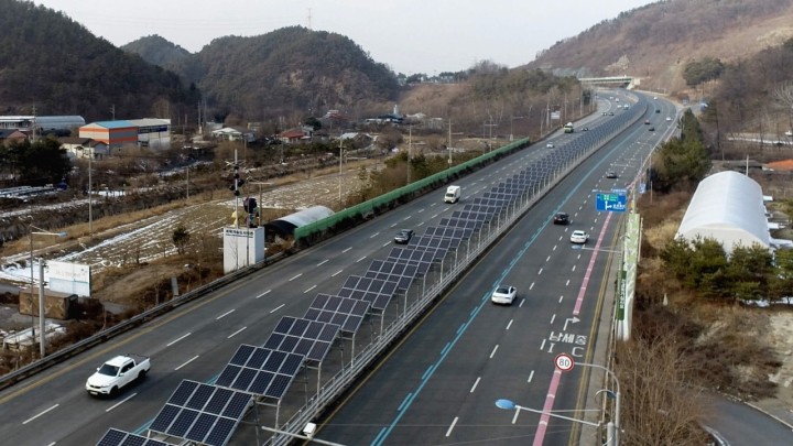 Foto: Ova autocesta ima solarnim panelima natkrivenu traku za bicikliste