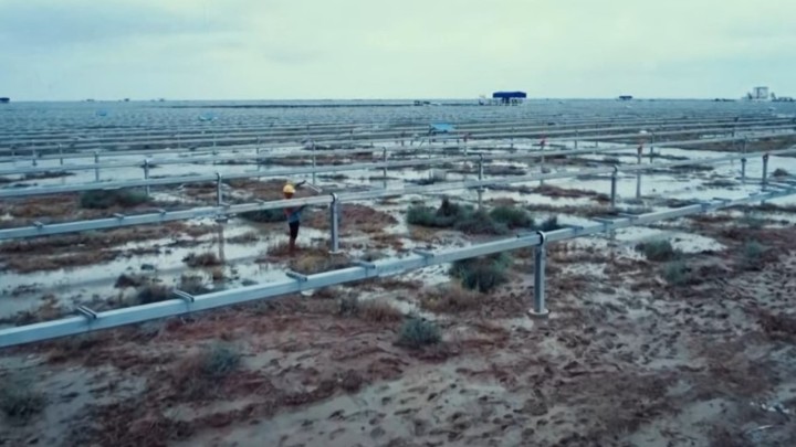 Tisuće građevinaca u pustinji grade najveću solarnu elektranu na svijetu, vidjet će se iz svemira