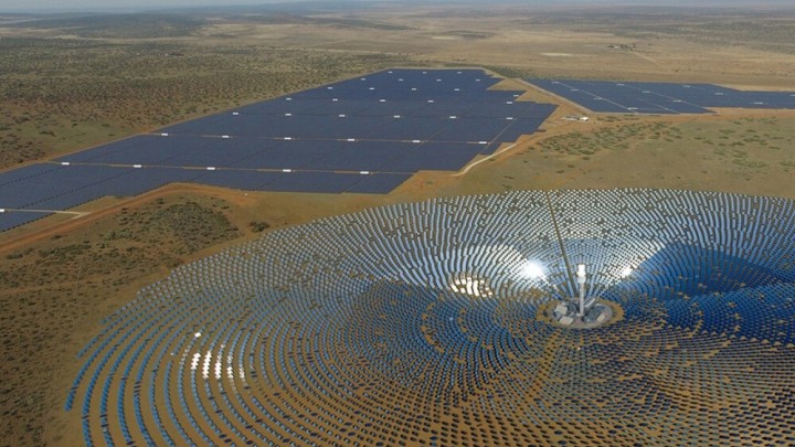 Ova solarna elektrana reflektira zrake sunca u vrh tornja: Opskrbljuje preko 200.000 kućanstava