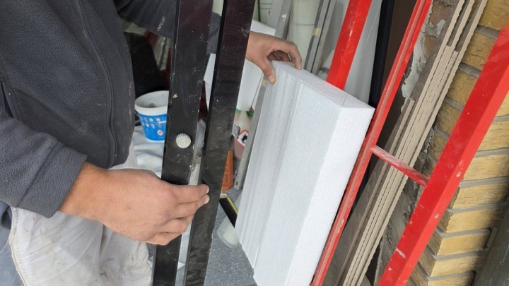 Rezanje fasadnog stiropora: Zaboravite skalpel i pilu, žarna nit daje precizne i glatke oblike