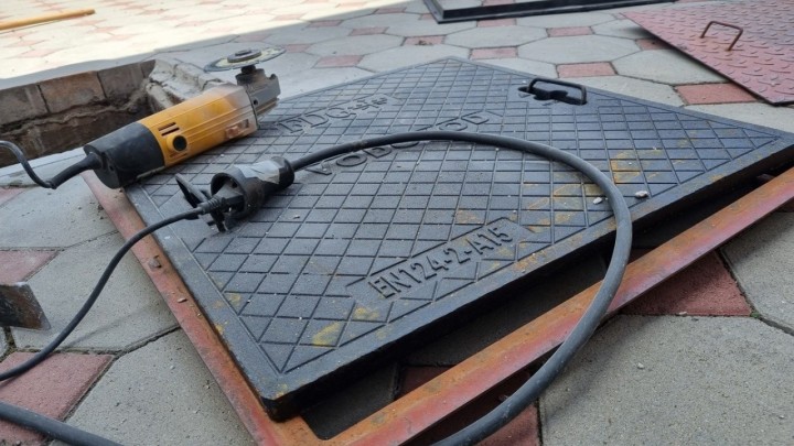 Zamjena šaht poklopca: Sve o pravilnom mjerenju i opterećenju, te kako se u priči stvorila flekserica