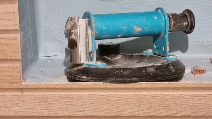 Vakuumski podizač za keramiku: Mali snagator zbog kojega je ugradnja velikih pločica mačji kašalj