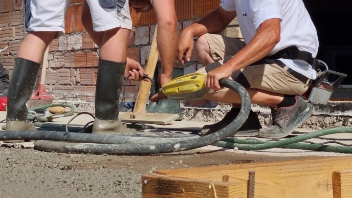 Bauštelski vibrator: Mali, ali moćan alat za savršeno šalovanje zida i poda