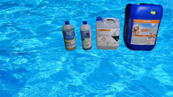 Kako održavati bazen: Za čistu vodu cijelo ljeto 5 vrsta kemikalija, dva mehanička čistača i led