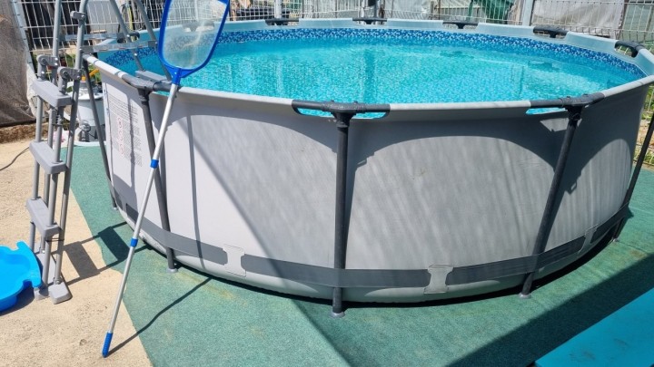 Montaža bazena u vlastitom dvorištu: Majstorski savjeti za čvrstu konstrukciju i čistu vodu cijelo ljeto