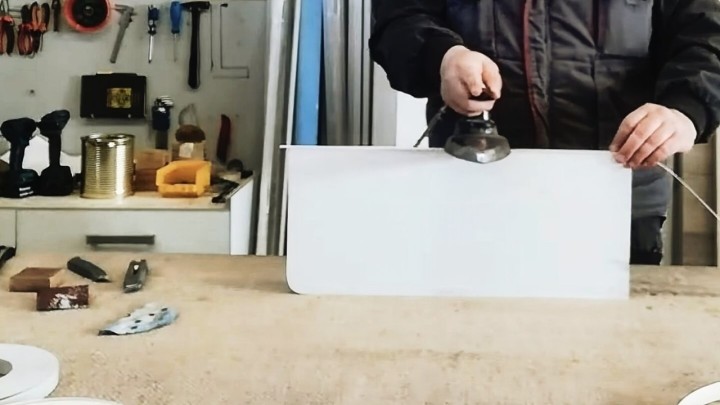 Kućno kantiranje rubova panela uz pomoć jednostavnog alata koji ima svatko