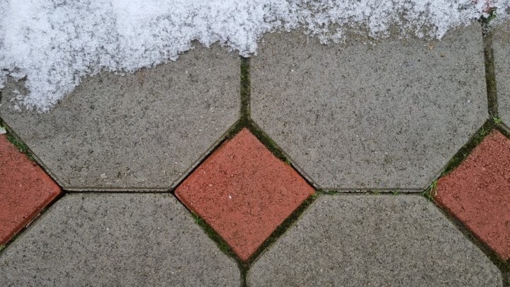 Čišćenje snijega s okućnice od opločnjaka ili što kada sol i metalna lopata nisu izbor