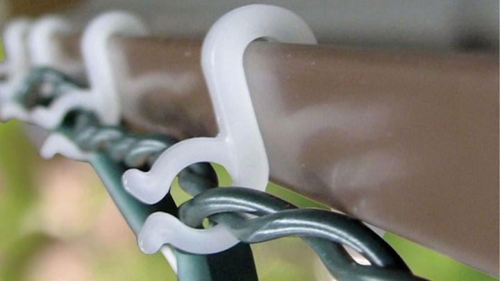 Postavljanje božićnih lampica na krov brzo, jeftino i bez bušenja rupa