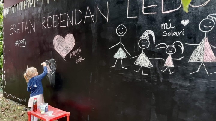 Transformacija ružnog susjedovog zida u bezvremensku vrtnu školsku ploču