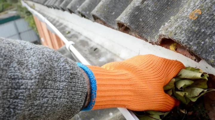 Čišćenje oluka: Samostalni zahvat za koji je potreban jednostavan alat i puno opreza