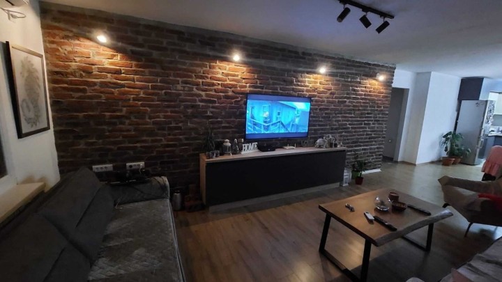 Foto: Samostalno napravili cigleni zid u dnevnom boravku, uštedjeli duplo od potrošenog