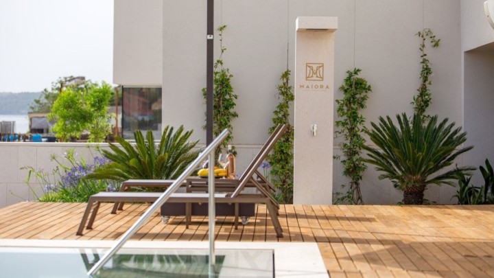 Vanjski tuš brenda KORTA letio kranom trideset metara iznad vile da dođe na svoje odredište