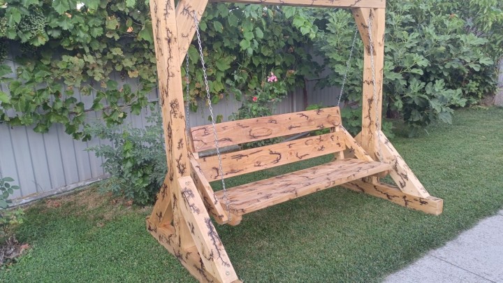 [VIDEO] Sam napravio vrtnu ljuljačku: Pogledajte kako izgleda proces paljenja drva strujom