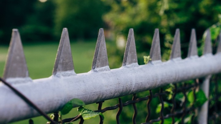 Bliži se ljeto i odlasci na more: Evo kako ukloniti hrđu sa željeznih ograda