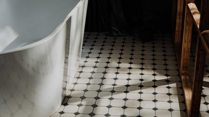 Sami želite skinuti vinas pločice? Sve što će vam trebati su fen i špahtla