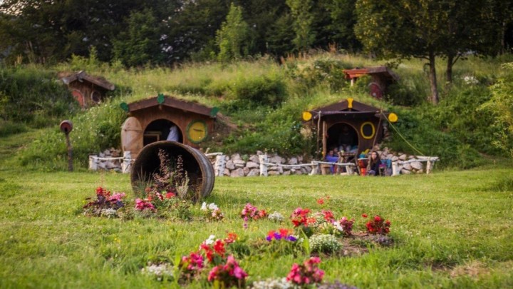 Odsjesti u ovim hobitskim kućicama na Velebitu pravi je doživljaj, a priča o njihovoj izgradnji impresivna