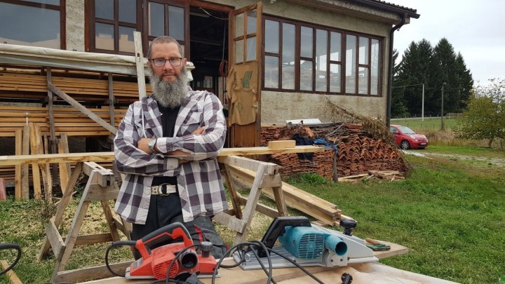 Samogradnja nije mistika: Siniša Pocrnčić više od desetljeća gradi kuće od prirodnih materijala