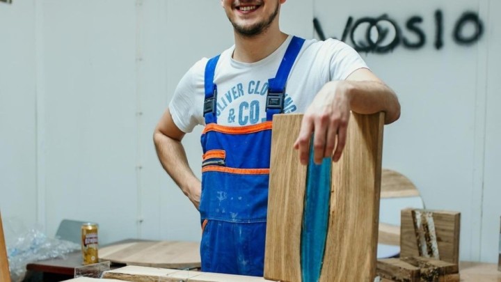 Fabian (24) pokrenuo je brend namještaja Woosio: Njegove rukotvorine spoj su drveta i smole