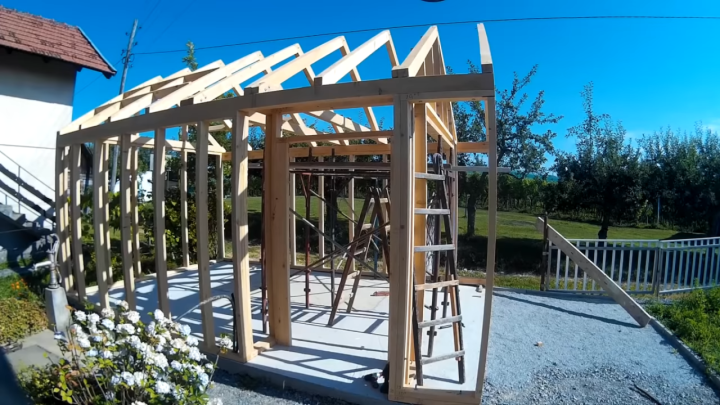 [VIDEO] Majstori pored Ivanić Grada sagradili štalu u 'devet minuta'