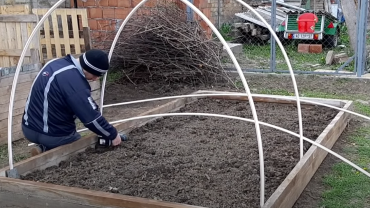 [VIDEO] Kako brzo i jednostavno sagraditi mali plastenik