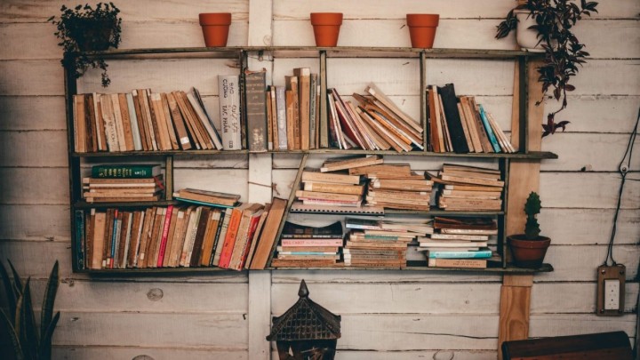 Kako učiniti police za knjige najbajkovitijim kutkom u domu