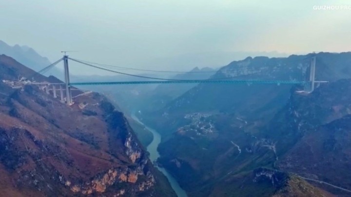 Kinezi izgradili najviši most na svijetu: Uzdiže se 625 metara iznad rijeke, ima i stakleni lift