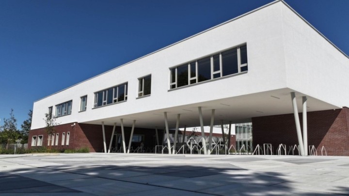 Završena elitna slavonska srednja škola, iz učionica puca pogled na stadion i rijeku, ima i svoj trg