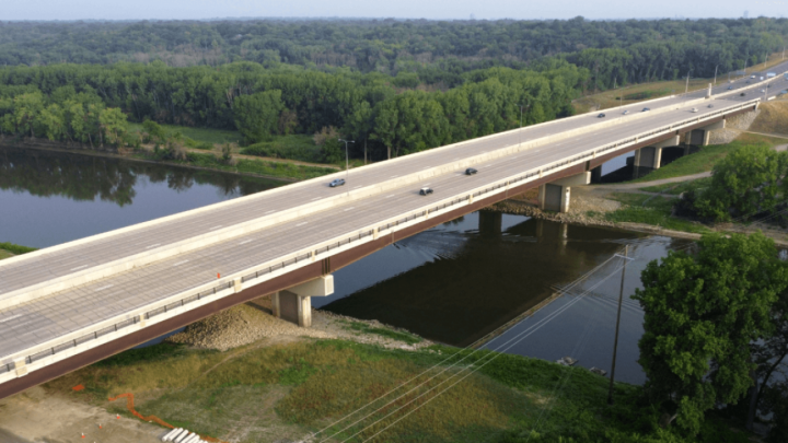 Niče novi cestovni most na trasi prema moru, ruši se stari, od čega je - dobro je izdržao