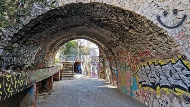 Dalmatinski grad krcat turistima, a hitna sanacija mosta u niskom startu, bit će 'čupavo'