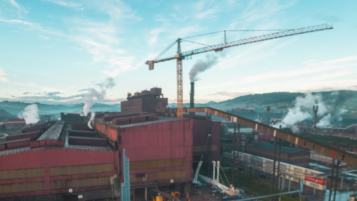 Ovo je novi njemački mega kran: Radi na španjolskom projektu elektrolučne peći