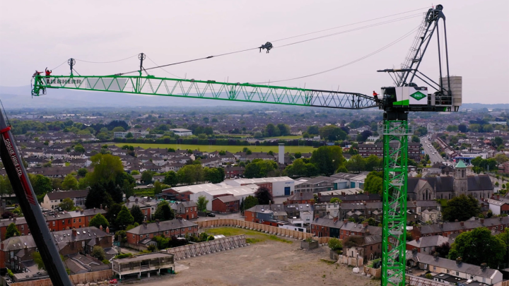 Ovo je moderna dizalica s podiznim krakom od 65 metara: Na gradilištu u Irskoj pomaže u izgradnji 500 stanova