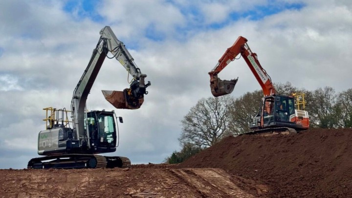 Od Engleske do Mađarske: Na gradilišta su stigli novi japanski bageri teški 14 tona